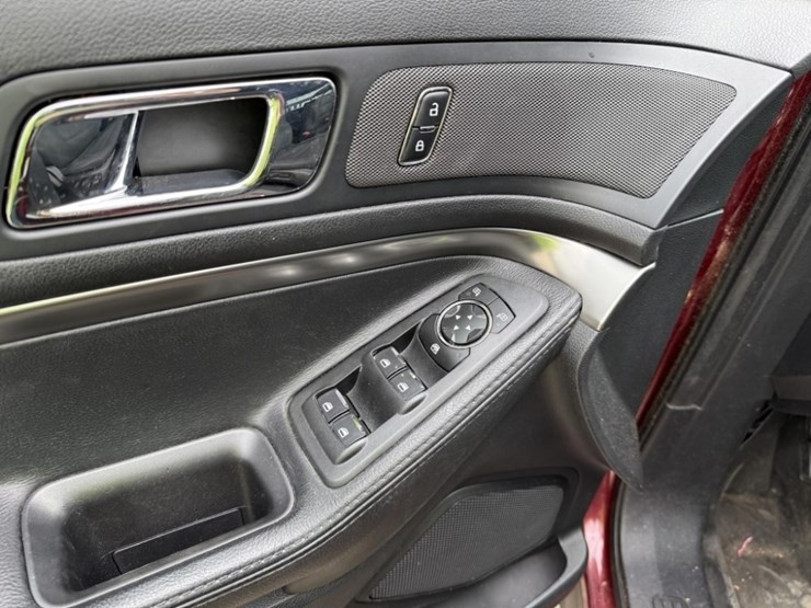 2017-ford-explorer-image-25