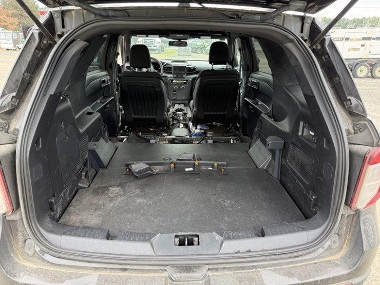 2020-ford-explorer-image-21