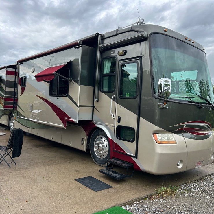 #7 • 2005 Tiffin Phaeton 40’ – Premium Refurbished Coach