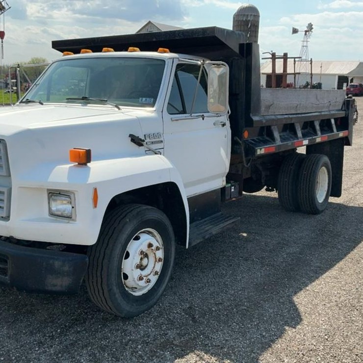 #1951 • 1990 Ford 700 Dump Truck