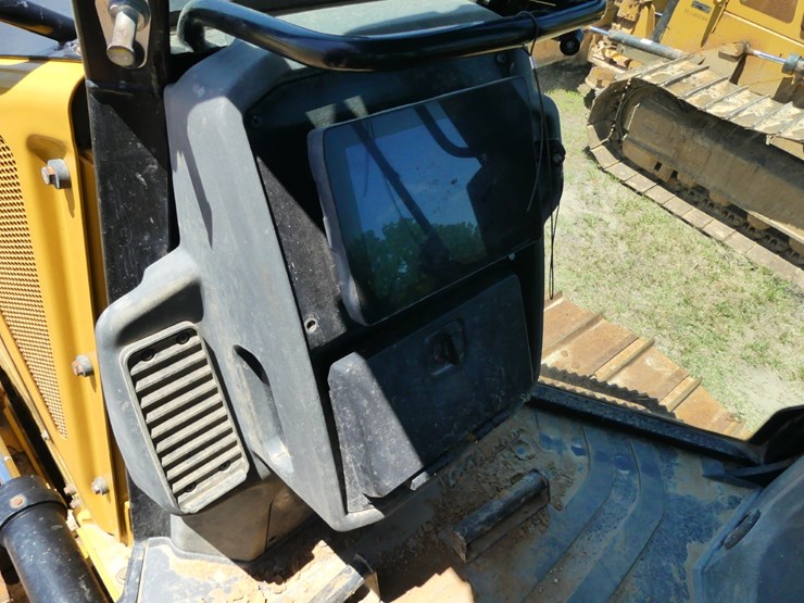 2020-caterpillar-d3-lgp-image-13