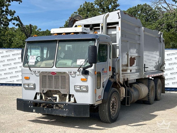 2015-peterbilt-320-image-1