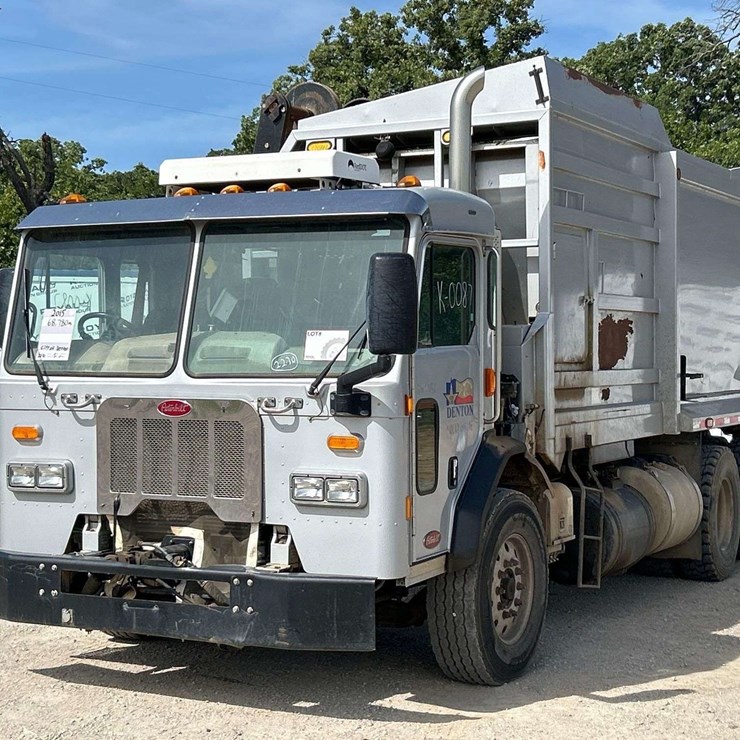 2015 PETERBILT 320