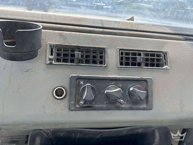 2004-freightliner-fl70-image-18