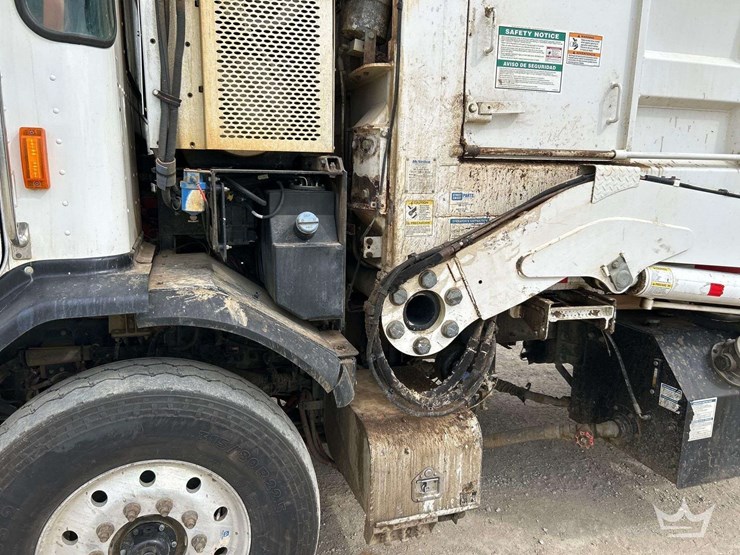 2019-peterbilt-520-image-24