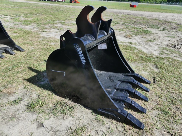 24"-excavator-bucket-image-1