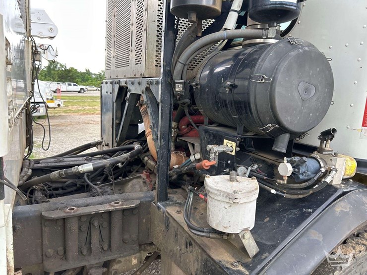 2019-peterbilt-520-image-26