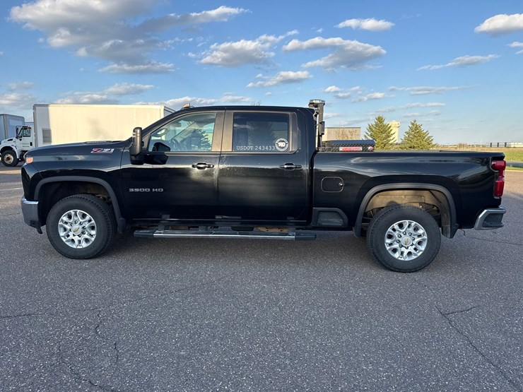 2022-chevrolet-3500-image-2
