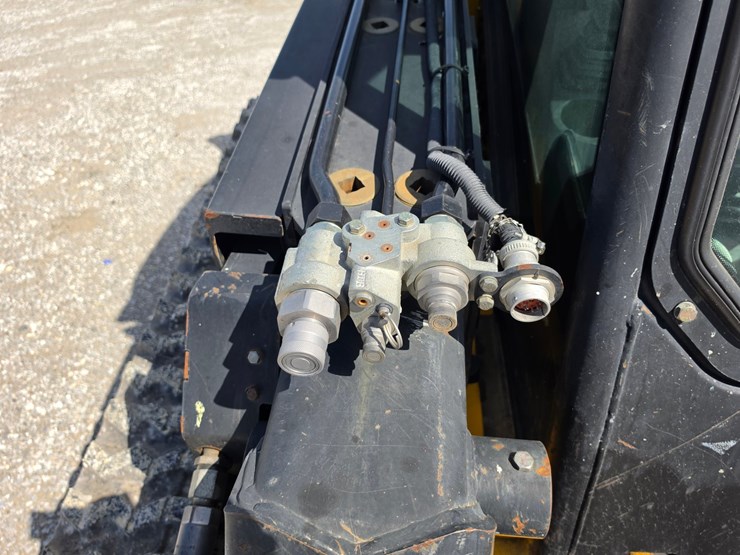 2018-jcb-3ts-8t-image-5