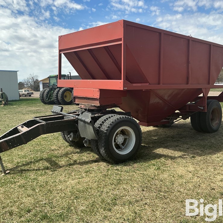 S/A Grain Trailer w/ 5th Wheel Caddy