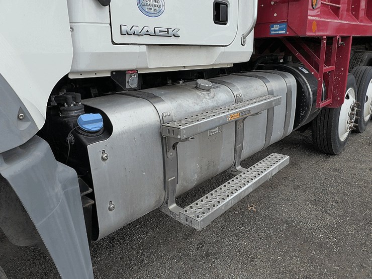 2017-mack-granite-gu713-image-8
