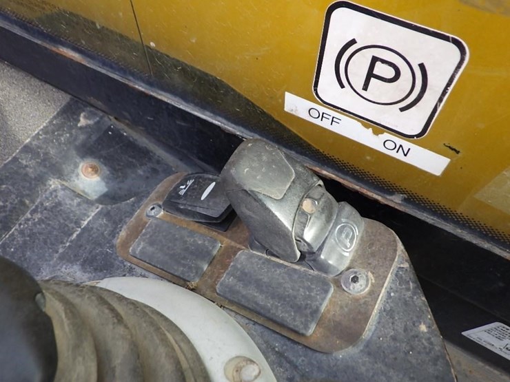 2015-jcb-525-60-image-31