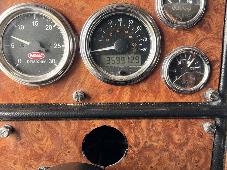 2002-peterbilt-379-image-10