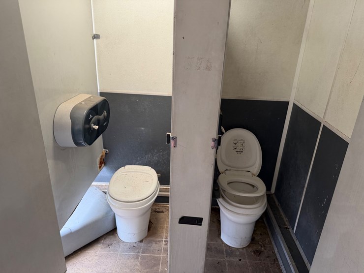 #9109-•-bumper-pull-restroom-trailer--no-title-image-15