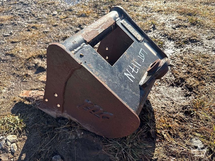 17in.-bucket-w/-teeth-excavator-attachment-image-4