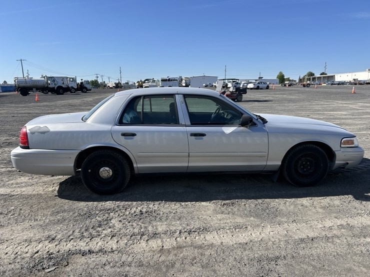 2001-ford-crown-victoria-sedan-image-6