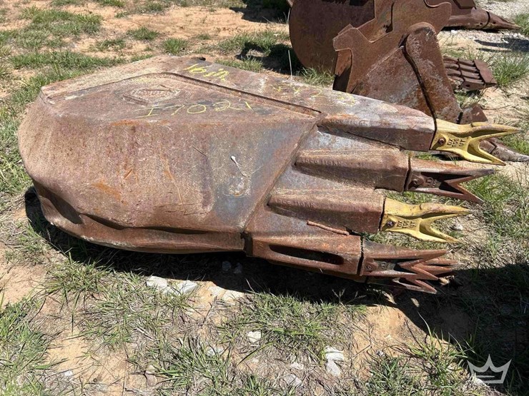 16in.-bucket-with-teeth-excavator-attachment-image-7