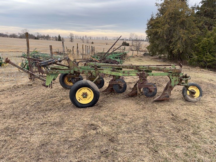 john-deere-pull-type-four-bottom-plow-image-2