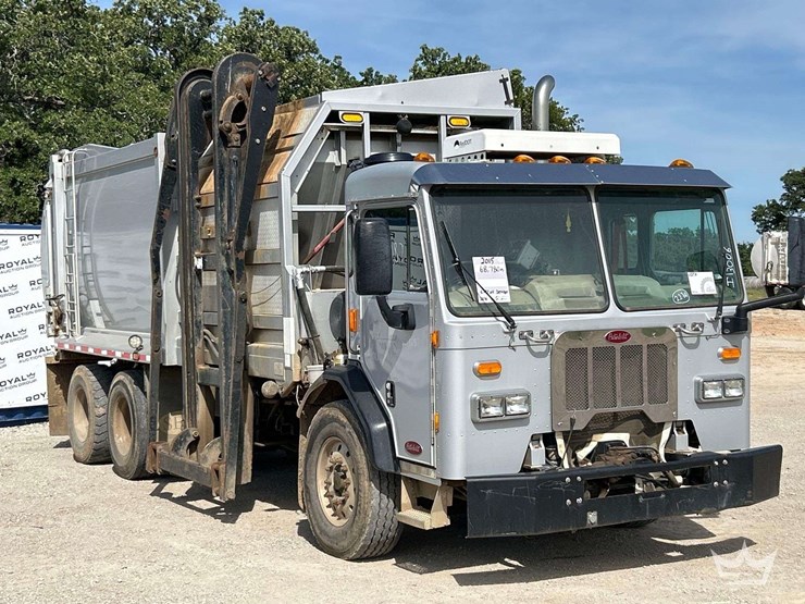 2015-peterbilt-320-image-4