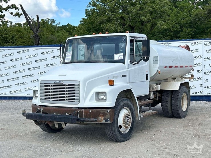 2004-freightliner-fl70-image-1