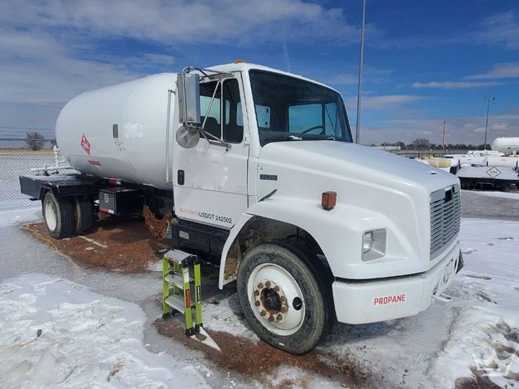 2003-freightliner-mc-331-2,800-gallon-fuel-truck-image-1