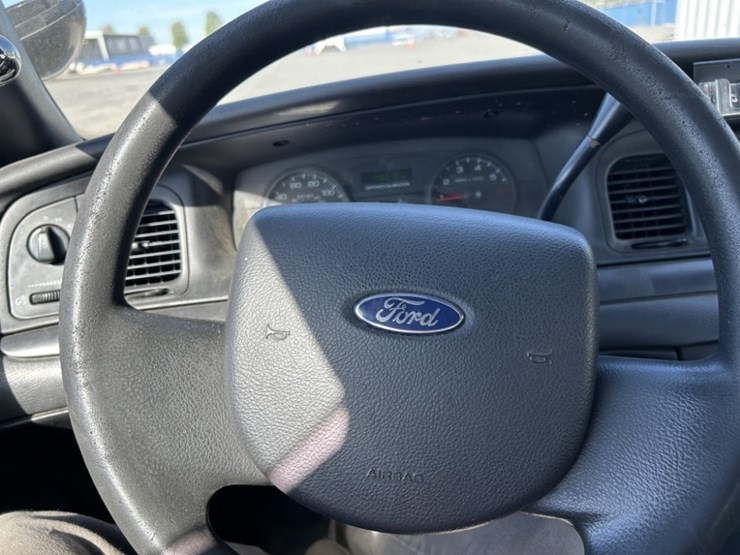 2010-ford-crown-victoria-sedan-image-23