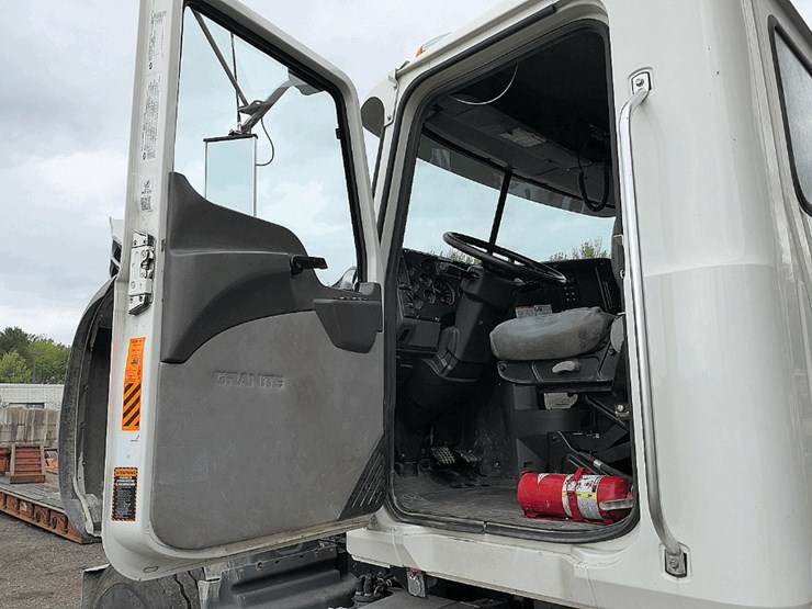 2017-mack-granite-gu713-image-62