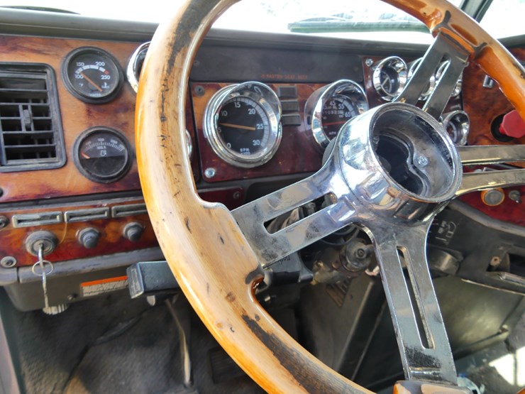 2001-freightliner-classic-image-15