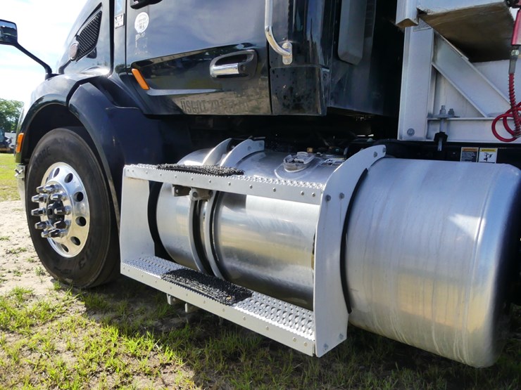 2017-peterbilt-579-image-10