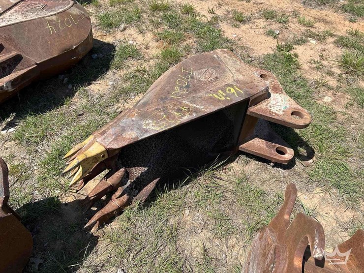 16in.-bucket-with-teeth-excavator-attachment-image-1