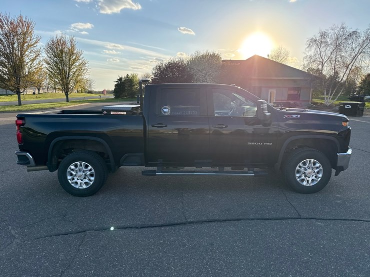 2022-chevrolet-3500-image-6