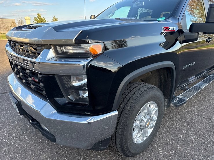 2022-chevrolet-3500-image-11