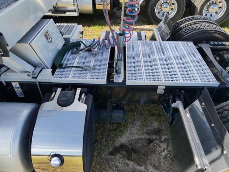 2019-peterbilt-579-image-8
