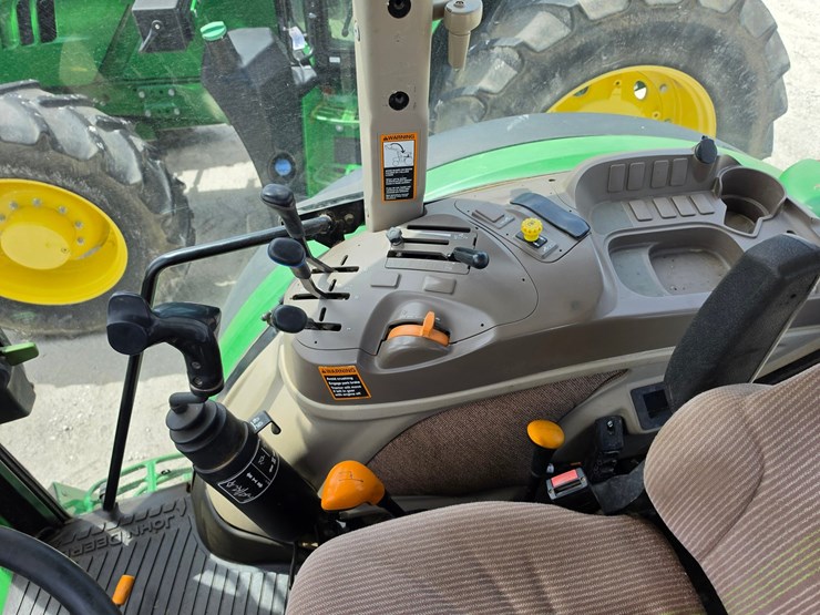 2013-john-deere-6140d-image-19