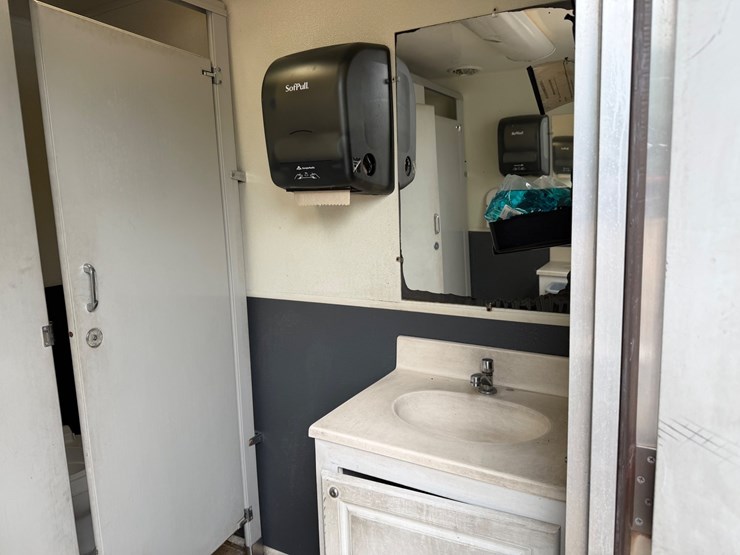 #9109-•-bumper-pull-restroom-trailer--no-title-image-17