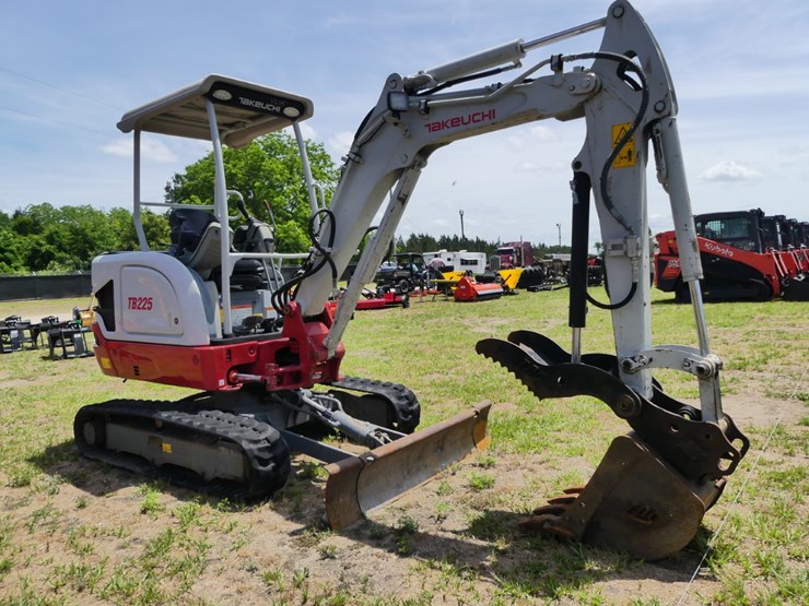 2020-takeuchi-tb225-image-2