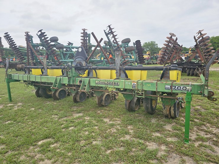 john-deere-1700-image-1