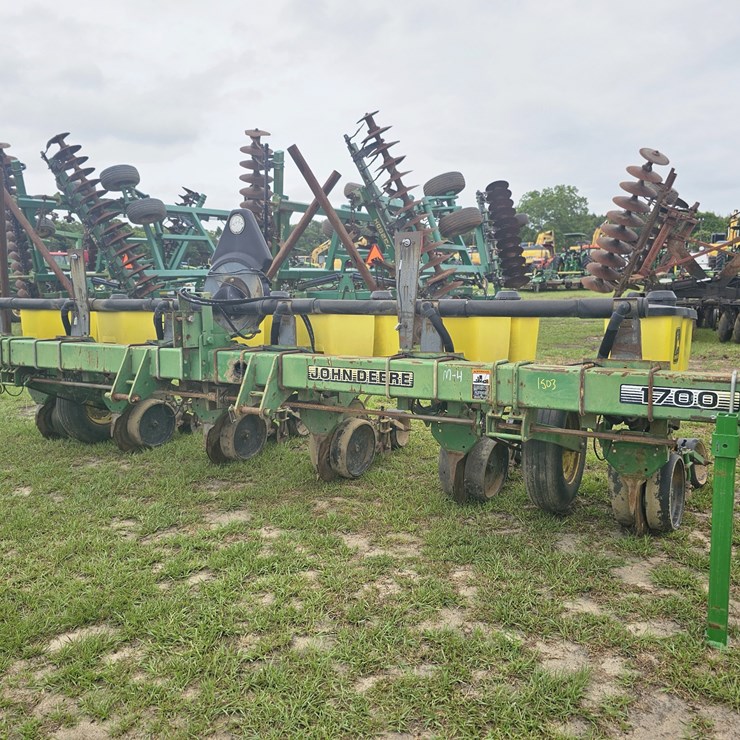 JOHN DEERE 1700