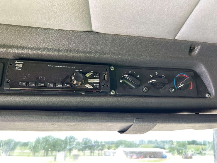 2020-peterbilt-520-image-23