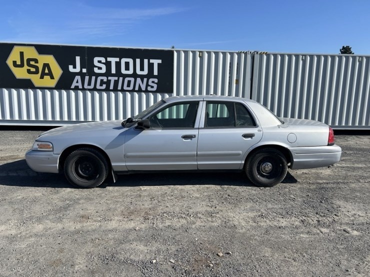 2001-ford-crown-victoria-sedan-image-2