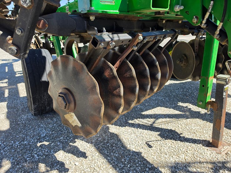 2016-john-deere-2623vt-image-14