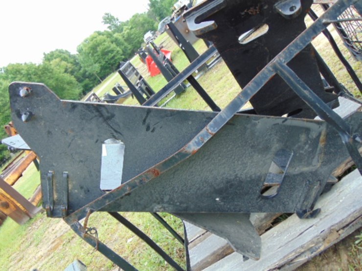 skid-steer-attachment-plate--john-deere-style-image-1
