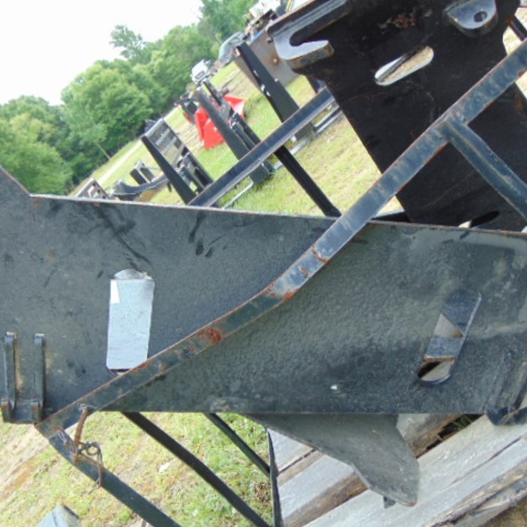 SKID STEER ATTACHMENT PLATE- JOHN DEERE STYLE