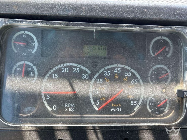 2001-freightliner-fl112-image-13