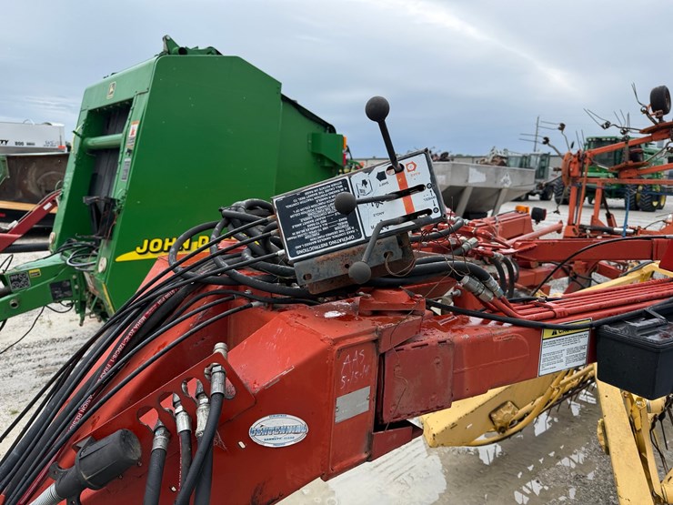 new-holland-216-image-3