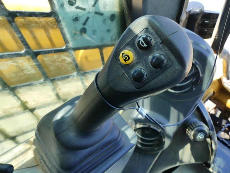 2021-caterpillar-299d3-image-14