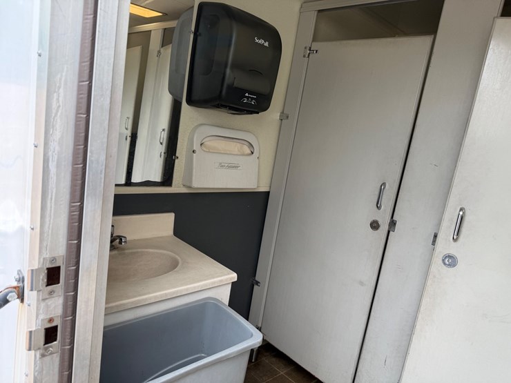 #9109-•-bumper-pull-restroom-trailer--no-title-image-16