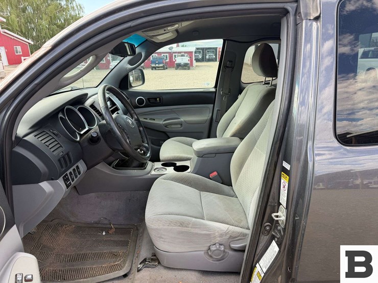 2010-toyota-tacoma-image-19
