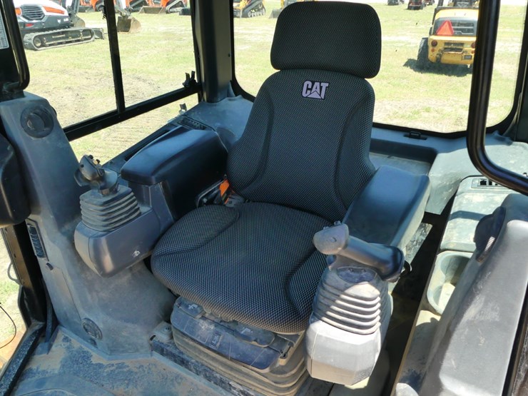 2020-caterpillar-d3-lgp-image-12
