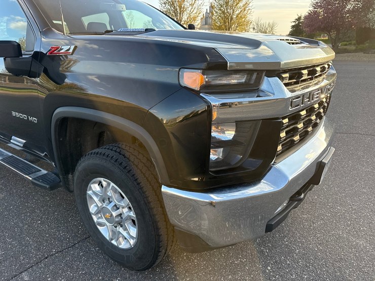 2022-chevrolet-3500-image-9